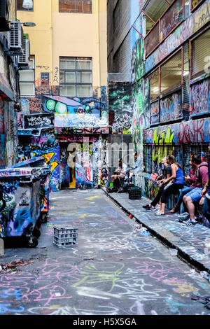 Straßenmusiker spielen Gitarre mit Schaulustigen in Rutledge Lane (aus Hosier Lane), Melbourne, Victoria, Australien Stockfoto