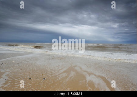 Stürmischer Himmel über Covehithe Stockfoto