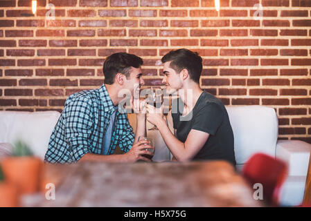 Wein und Romantik teilen Stockfoto