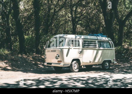 Weiße Oldtimerbus Camper unterwegs. Stockfoto