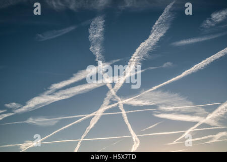 Spuren der Flugzeuge in den blauen Himmel Stockfoto