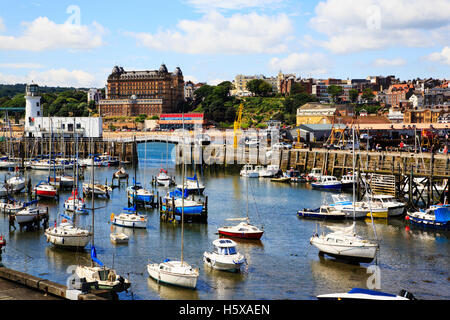 Yachten ankern im Hafen von Scarborough, Yorkshire, England Stockfoto