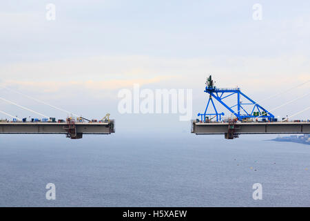 Warten auf das letzte Stück, die Bauarbeiten für die neue Firth-of-Forth Road Bridge Queensferry überqueren. Edinburgh, Schottland Stockfoto