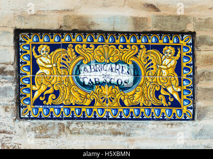 Dekorative gefliest Schild für die alte Fabrica Real de Tabacos, Tabakfabrik, heute Teil der Universität Sevilla, Andalusien Spanien Stockfoto