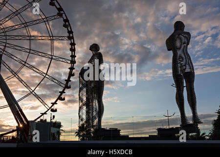 Ali und Nino Statue in der Silhouette in Batumi, Georgien Stockfoto