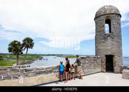 St. Saint Augustine Florida, Castillo de San Marcos National Monument, Wachposten, historische Festung, Familie Familien Eltern Eltern Kinder, Erwachsene, adu Stockfoto