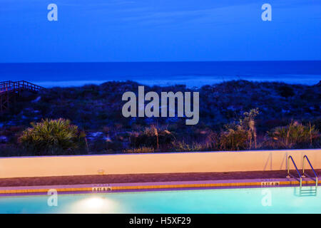 St. Saint Augustine Florida, Beacher's Lodge Ocean Waterfront Suites, Promenade, Strandstrände, Wasser im Atlantischen Ozean, natürliche Dünen, Swimmingpool, Abend, n Stockfoto