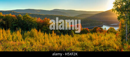 Bunte Herbst-Panorama auf dem Pepacton-Stausee von der Shaverton Trail in Anden in den Catskills Mountains gesehen / Stockfoto