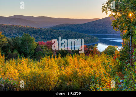 Bunter Herbst Sonnenuntergang auf dem Pepacton-Stausee von der Shaverton Trail in Anden in den Catskills Mountains von New York gesehen. Stockfoto