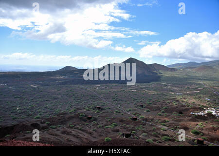 Diese Ansicht von Cross Hill zeigt Schwestern Peak über ein Boot Golf Course (wahrscheinlich der schlechteste Golfplatz der Welt). Stockfoto