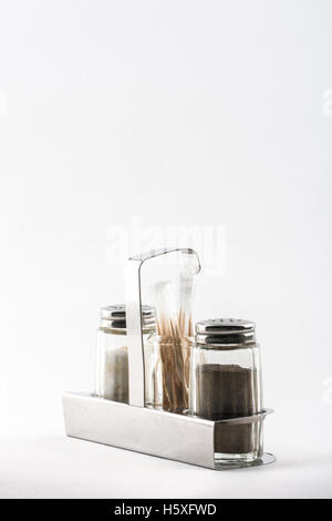 Klarglas-Shaker mit Salz und Pfeffer Stockfoto