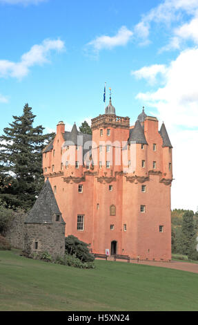 Ein Blick auf Craigievar Castle, in der Nähe von Alford, Aberdeenshire, Schottland, Vereinigtes Königreich. Stockfoto