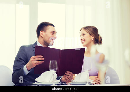 lächelnde paar mit Menü im restaurant Stockfoto