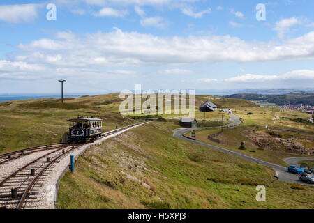 Der Great Orme Straßenbahn in Richtung Bergstation Stockfoto