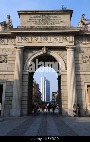 Alter und neuer Architektur mischen sich in zeitgenössischen Milan. Der Bogen der Porta Garibaldi und die Wolkenkratzer von Porta Nuova Stockfoto