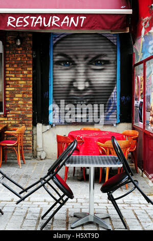 Street-Art vor einem Restaurant im Stadtteil Belleville, Paris, Frankreich Stockfoto