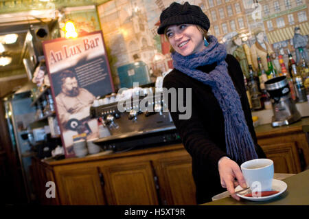 Eine Kellnerin an der Lux Bar in Montmartre, Paris, Frankreich Stockfoto