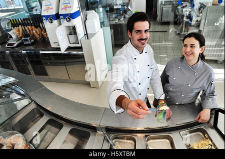 Studentin Simone Esposito, 20, mit Tutor Luisa Elena Fontana an der Carpigiani Gelato University in Anzola Emilia, Italien Stockfoto