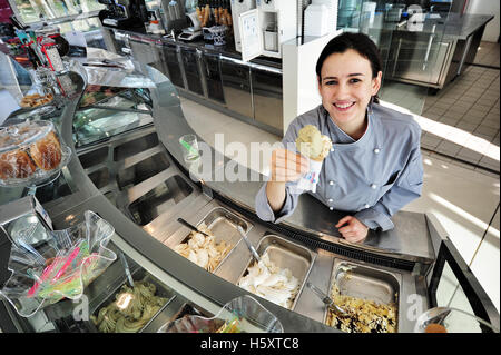 Tutor Luisa Elena Fontana posiert in der Gelateria-Shop am Hauptsitz Carpigiani in Anzola Emilia, in der Nähe von Bologna. Stockfoto