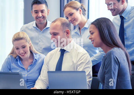 Lächelnde Geschäftsleute mit Laptop-computer Stockfoto