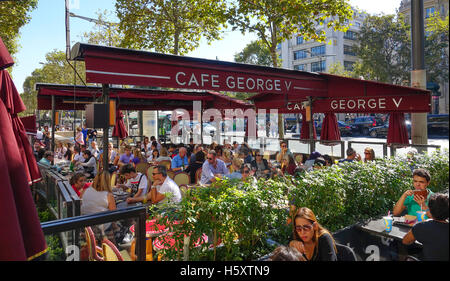 Famous Street Café am Champs Elysees - Cafe George V in Paris Stockfoto