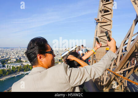 Touristen machen Selfies vom Eiffelturm in Paris Stockfoto