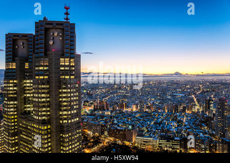 Verschneiten Tokio und Mt.Fuji, Blick vom Shinjuku, Tokyo, Japan Stockfoto