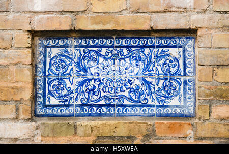 Dekorative glasierten Fliesen oder Azulejo an Außenseite der alten Tabakfabrik Sevilla Andalusien Spanien Europa Stockfoto