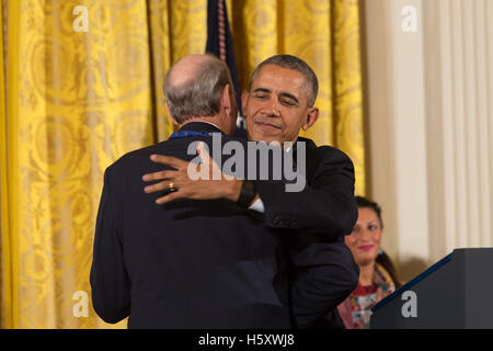 James Taylor erhält eine Umarmung während die Presidential Medal Of Freedom Award von US-Präsident Barack Obama im Weißen Haus in Washington DC am 24. November 2015 Stockfoto