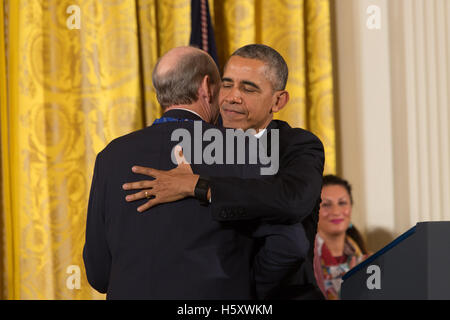 James Taylor erhält eine Umarmung während die Presidential Medal Of Freedom Award von US-Präsident Barack Obama im Weißen Haus in Washington DC am 24. November 2015 Stockfoto