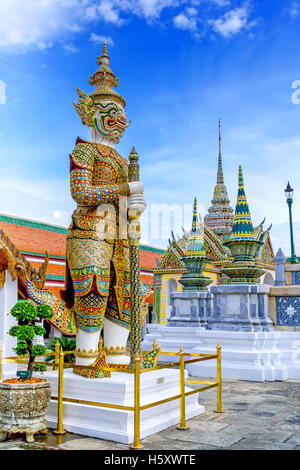 Dämon Guardian im Wat Phra Kaew Grand Palace Bangkok mit blauem Himmel Stockfoto