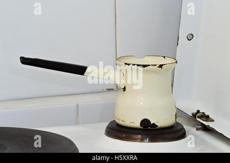 Nahaufnahme von einem traditionellen Kaffeekanne platziert auf einem heimischen Herd Stockfoto