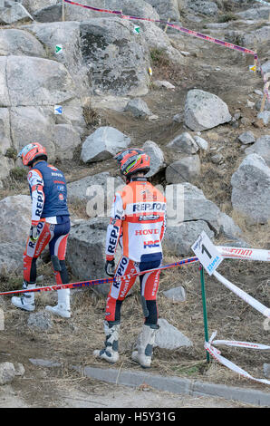 Motorradfahren. Trial Rennen. Spanien-Meisterschaft. Jaime Busto hinter Weltmeister Toni Bou, Überprüfung der Bereich 1 Stockfoto