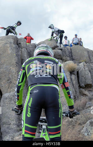 Motorradfahren. Trial Rennen. Spanien-Meisterschaft. Jeroni Fajardo bereit, ein Hindernis, Granit überholen rockt in Valdemanco Stockfoto