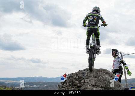 Motorradfahren. Trial Rennen. Spanien-Meisterschaft. Jeroni Fajardo bereit, ein Hindernis, Granit überholen rockt in Valdemanco Stockfoto