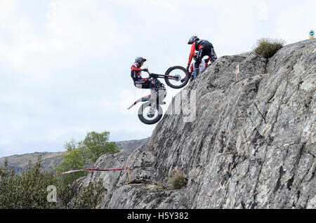 Motorradfahren. Trial Rennen. Spanien-Meisterschaft. Oriol Noguera überholen ein Hindernis über Granit Felsen in Valdemanco Stockfoto