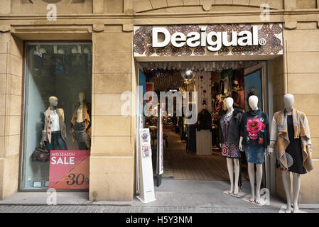 SAN SEBASTIAN, Spanien - 17. Oktober 2016: Desigual Fashion-Store in San Sebastian Spanien. Stockfoto