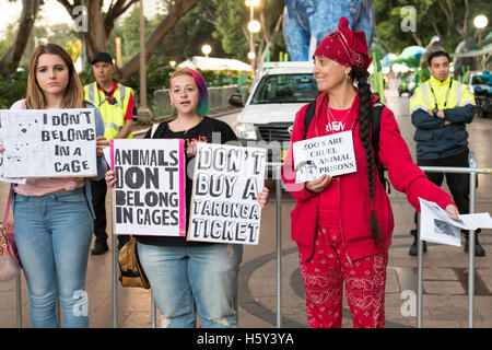 Sydney, Australien 15. Oktober 2016: eine Gruppe von Tier Rechte Demonstranten Schilder am Hyde Park North protestieren gegen die Käfighaltung von Tieren und den Betrieb des Zoos statt. Dieser Protest fand vor der Taronga Zoo 100. Geburtstag Parade statt, die vom Hyde Park, Sydney Opera House marschierten. © Mjmediabox/Alamy Live-Nachrichten Stockfoto