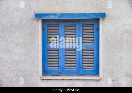Alte Fenster mit geschlossenen Fensterläden. Closeup. Stockfoto