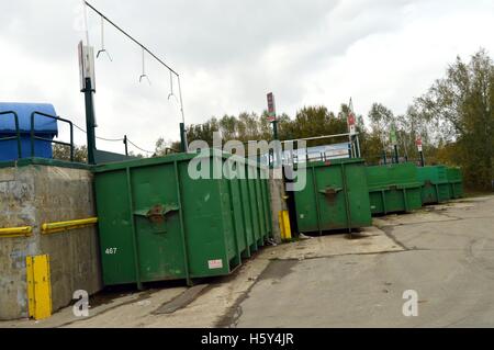 Mehrere Container von Abfällen in einem Park von Erholung Stockfoto