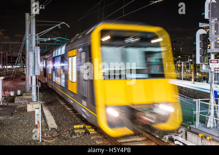 Tangara Zug Ankunft am Hauptbahnhof von Sydney - Sydney, New South Wales, Australien Stockfoto