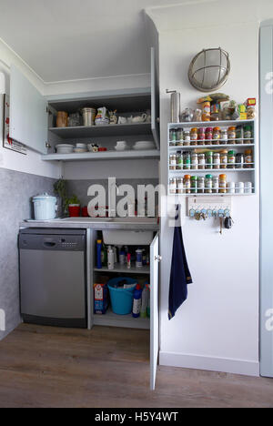 Teil einer Küche mit Schranktüren öffnen sich in einem Haus im Vereinigten Königreich. Stockfoto