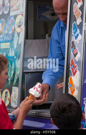 Kinder Eis bei van kaufen Stockfoto