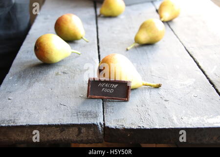 gesunde Ernährung-Idee - Inschrift und Birnen, Vintage-Stil Stockfoto