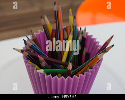 Gruppe von bunte Bleistifte in einer Tasse Stockfoto