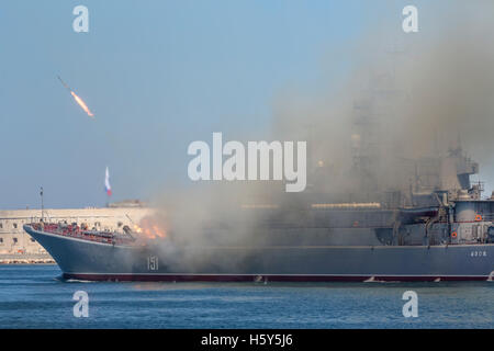 Das große Landung Schiff "Asow" der russischen Marine macht Raketen während Marine Parade am Marine Tag in Sewastopoler Bucht starten Stockfoto