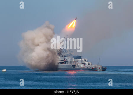 Die Rakete-Fregatte "Ladny" der russischen Marine macht Rakete während Marine Parade am Marine Tag in Sewastopol, Crimea starten Stockfoto