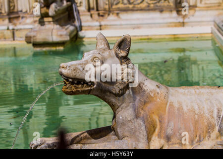 Detail von Fonte Gaia am Piazza del Campo in Siena, Italien Stockfoto