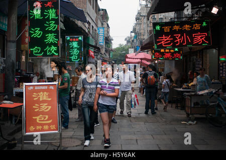 Moslemischen Viertel von Xian, Shaanxi, China, Asien. Seidenstraße, Huimin Street, Beiyuanmen Moslem zu vermarkten. Neon-Leuchten. Stockfoto