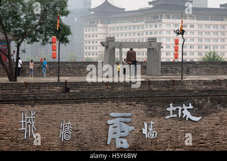 Große Glocke am Südtor, auf der großen Stadtmauer, Xian, Provinz Shaanxi, China Stockfoto